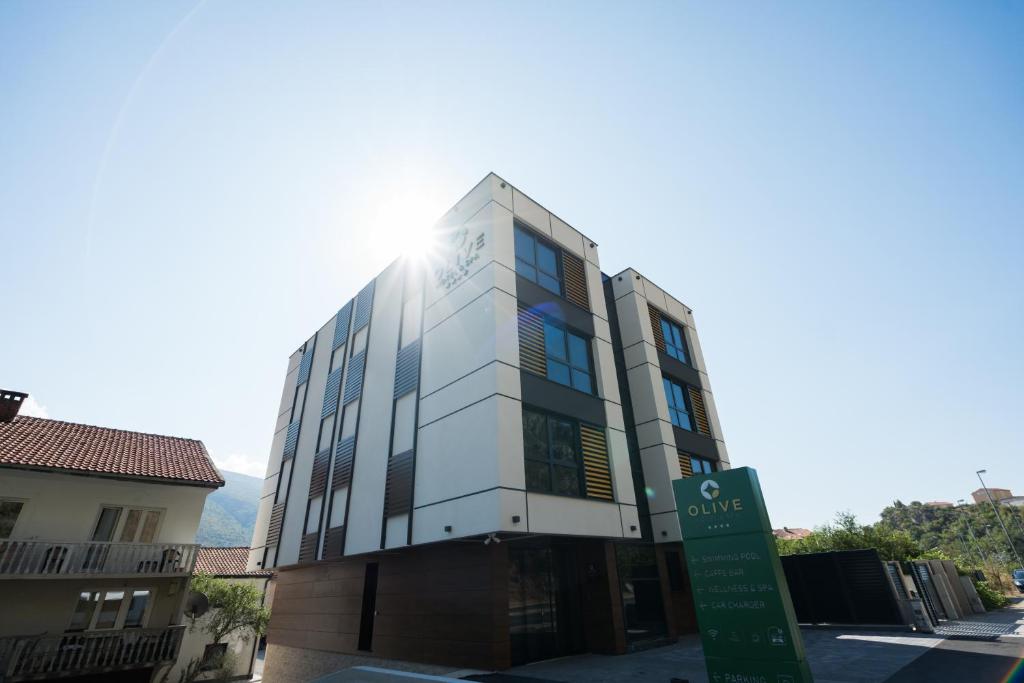 Doživite čari Mostara uz luksuzan boravak u Hotelu Spa Olive 4*, gdje se vrhunski komfor susreće s potpunom relaksacijom!