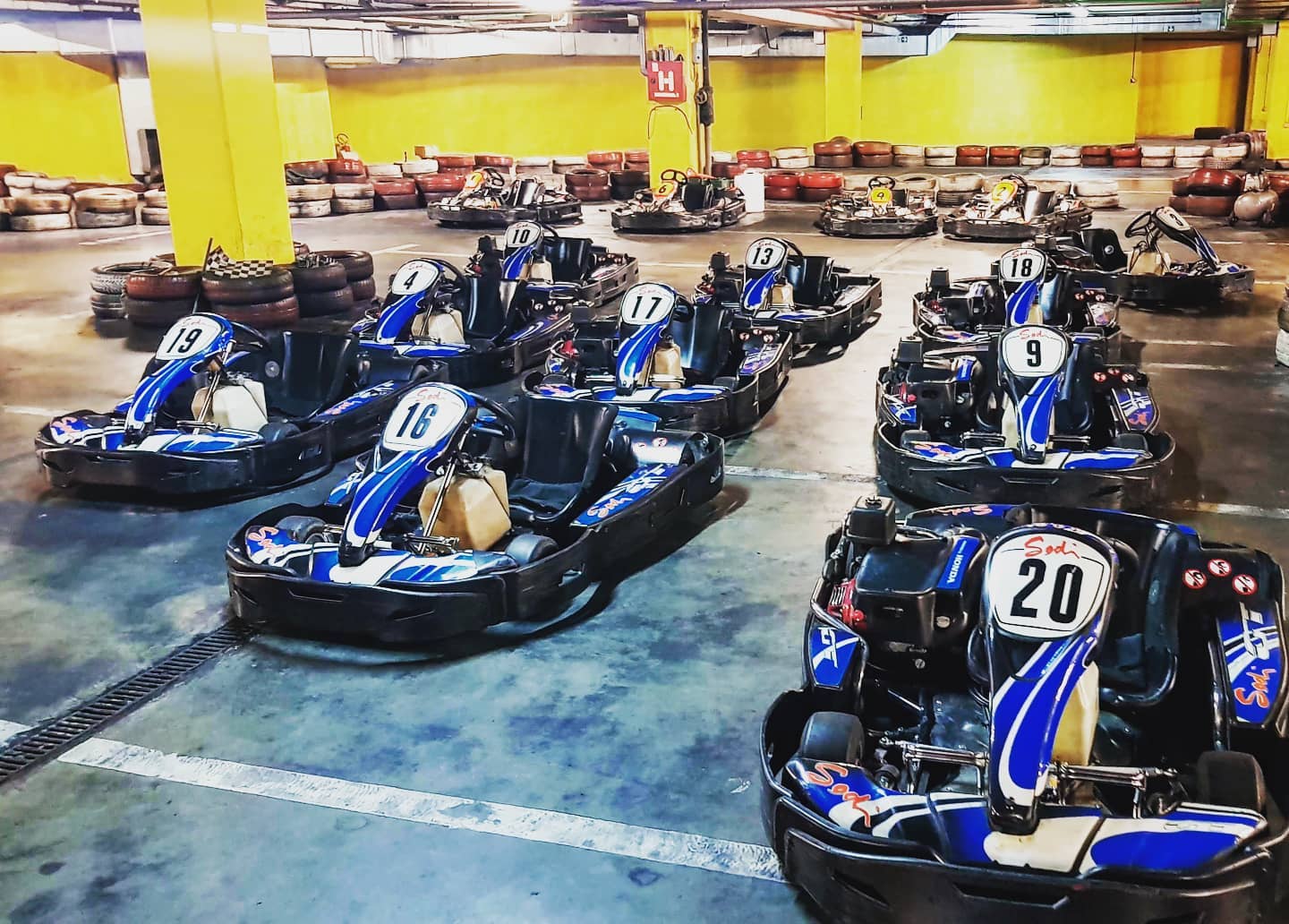 Učinite svoje slobodno vrijeme nezaboravnim i prepustite se adrenalinskoj zabavi u Karting Areni SpeedXtreme!