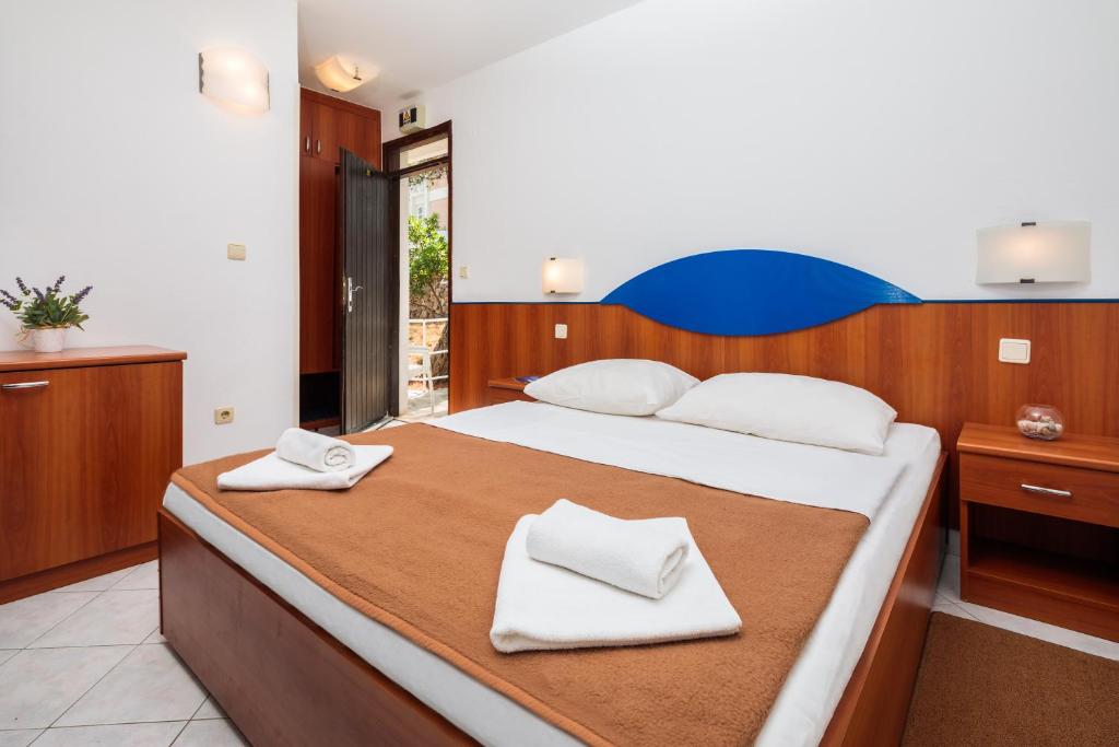 Uživajte u mediteranskom ambijentu Fontana Resorta 2* na Hvaru, gdje priroda, more i spokoj stvaraju idealne uslove za odmor!