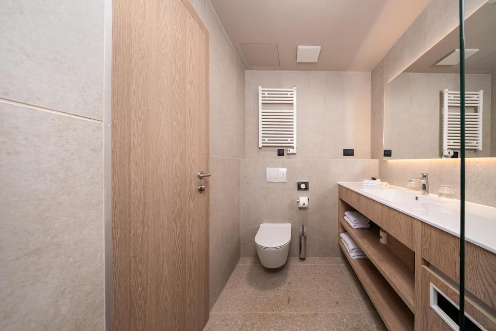 Uživajte u bezbrižnom porodičnom odmoru u Biogradu na Moru uz All inclusive uslugu, miris borove šume i brojne sadržaje za djecu i odrasle – Family Hotel Adria 4!*