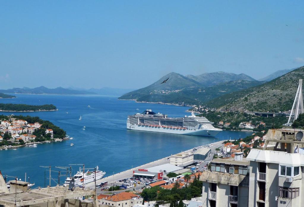 Doživite Dubrovnik na poseban način – upoznajte grad prepoznatljiv po bogatoj historiji i očaravajućoj arhitekturi te uživajte u odmoru u Hotelu Adria 4*!