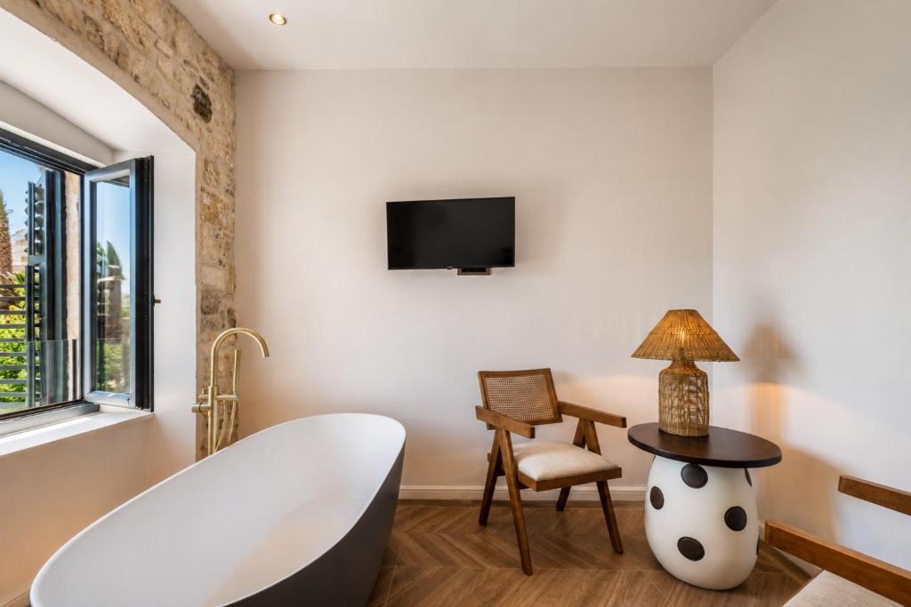 Spoj historije, elegancije i vrhunske udobnosti | Uživajte u odmoru uz more u Hotelu Heritage Casa Blanka 4* u Makarskoj!
