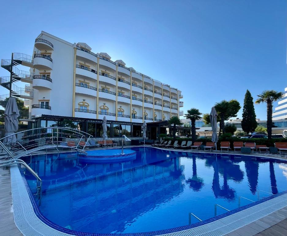 Produžite ljeto uz nezaboravan odmor u Vodicama – uživajte u blagoj septembarskoj klimi, ljepotama Jadrana i vrhunskoj udobnosti Hotela Miramare 4*!