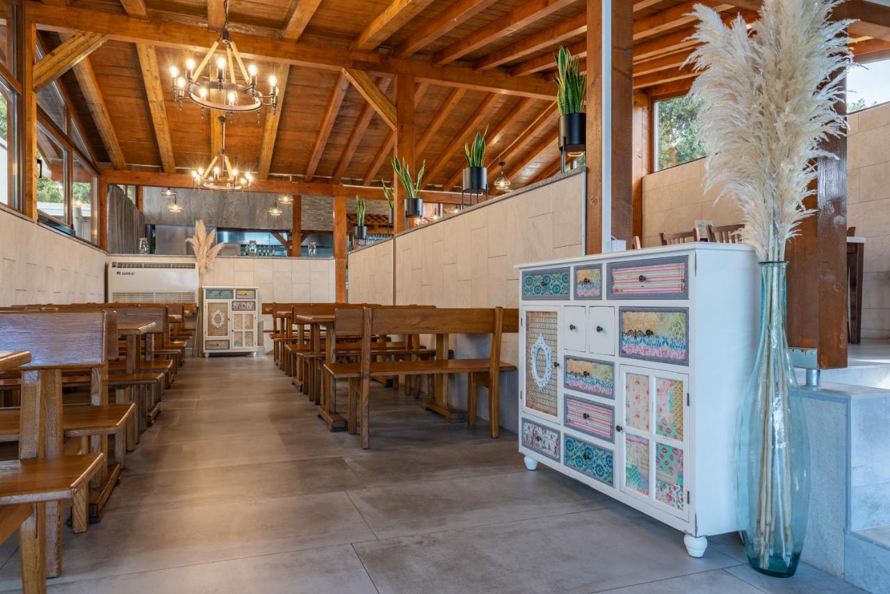 Prepustite se mediteranskom šarmu i uživajte u opuštajućem odmoru uz sunce i more tokom boravka za dvije osobe u Aparthotelu Plat 4*, Kožino!