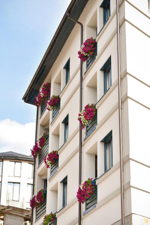 Prepustite se miru prirode i potpunom odmoru na Zlatiboru – Central Inn apartmani nude idealno mjesto za relaksaciju, uz svježinu planinskog vazduha!