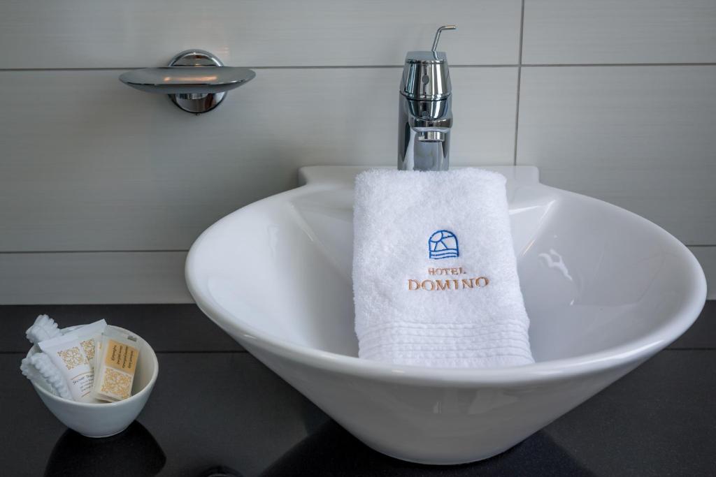 Hotel Domino 4* pruža miran i elegantan ambijent u neposrednoj blizini mora i šetnice Lungomare, savršen za ugodan odmor u Opatiji!