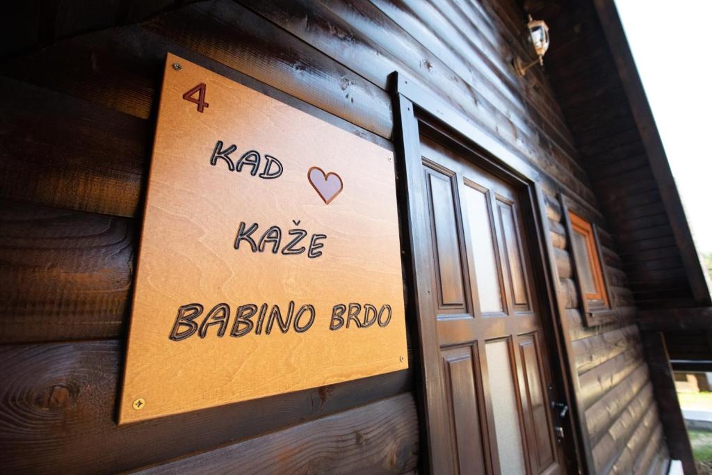 Doživite potpuni odmor u Motelu Babino Brdo 4*, Derventa – uživajte u čistom zraku i predivnom pogledu na grad iz udobnih soba ili bungalova!