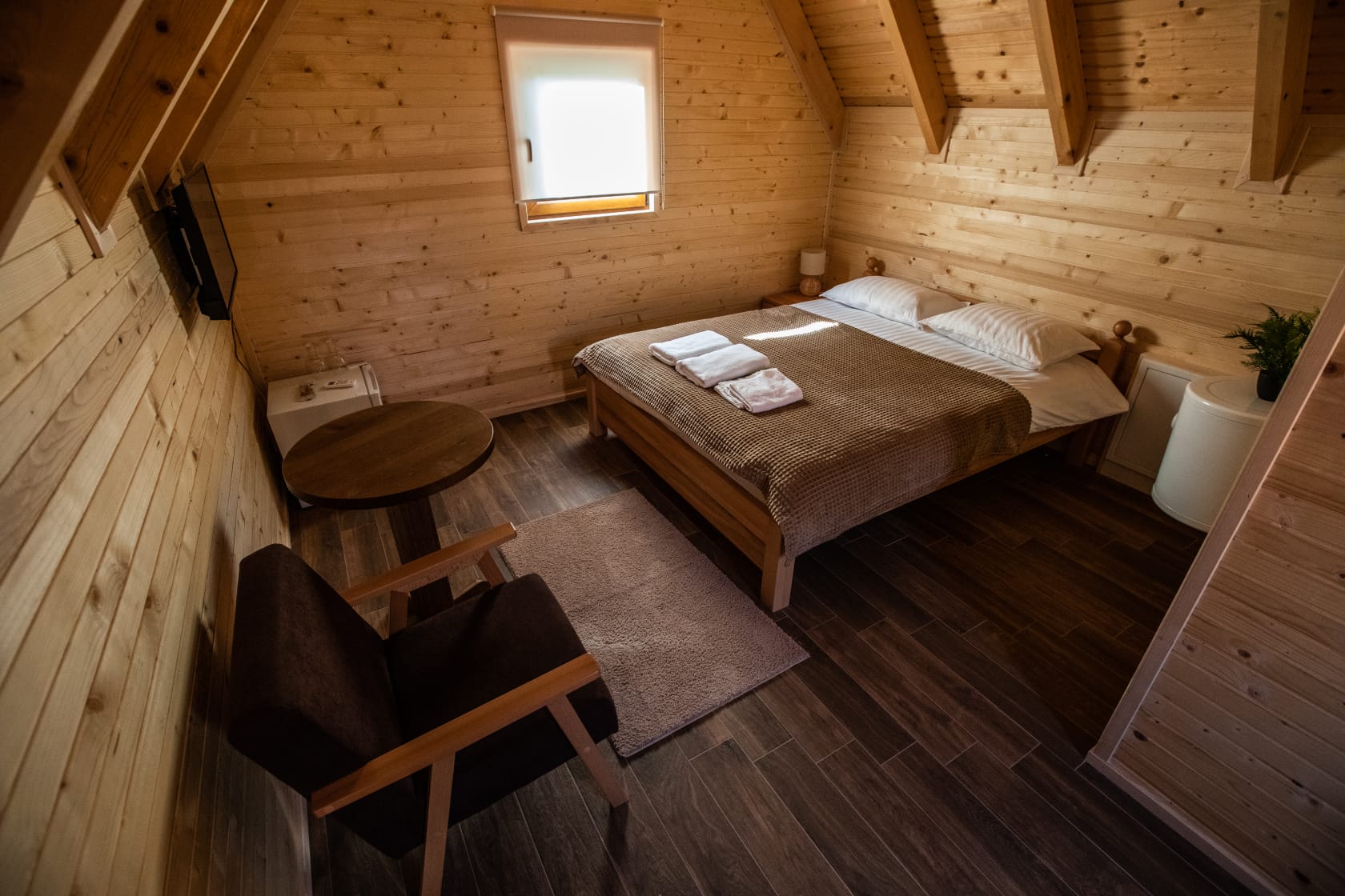Doživite potpuni odmor u Motelu Babino Brdo 4*, Derventa – uživajte u čistom zraku i predivnom pogledu na grad iz udobnih soba ili bungalova!