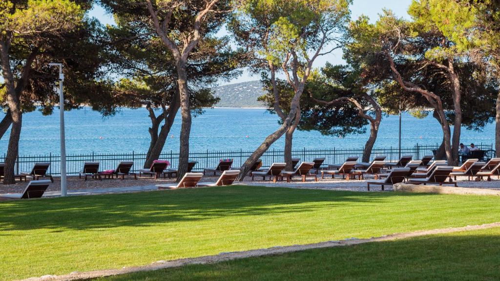Prepustite se opuštanju uz more, vrhunsku udobnost i ALL INCLUSIVE LIGHT uslugu u Villi Arausana & Antonina 4* ili Villi Arausa 4* u Vodicama!