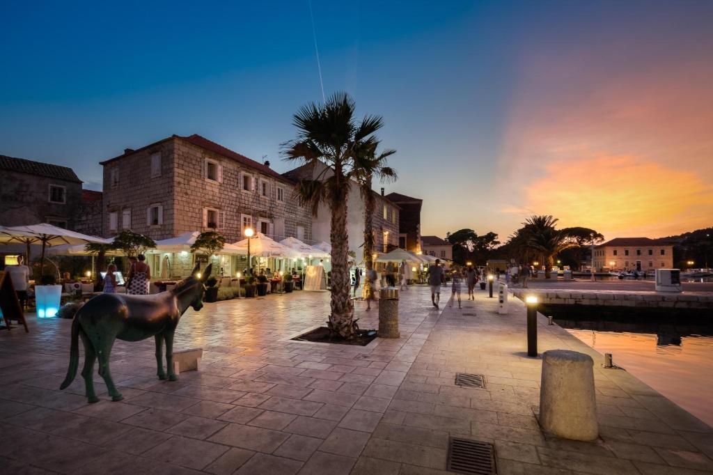 Hotel Hvar 3* I Doživite autentični mediteranski ugođaj u Jelsi gdje priroda i more pričaju svoju priču!
