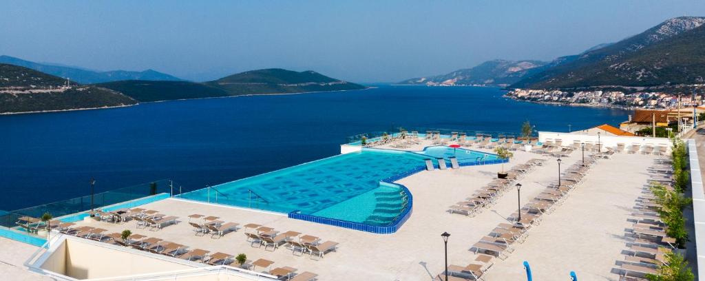 Provedite nezaboravne trenutke u Grand Hotelu Neum 4* uz spektakularan pogled na more, udobnost i opuštanje u veličanstvenom Wellness & Spa centru!