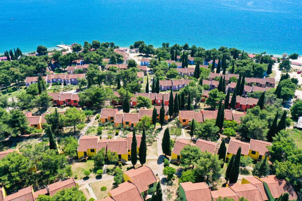 Uživajte u danima ispunjenim suncem, morem i mediteranskim šarmom u Apartmanima Medena 4* – mjestu gdje svaki trenutak postaje posebna uspomena!