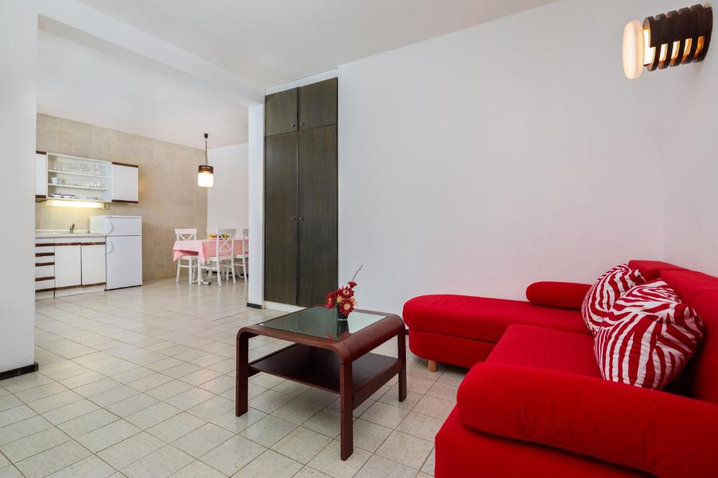 Uživajte u mediteranskom ambijentu Fontana Resorta 2* na Hvaru, gdje priroda, more i spokoj stvaraju idealne uslove za odmor!