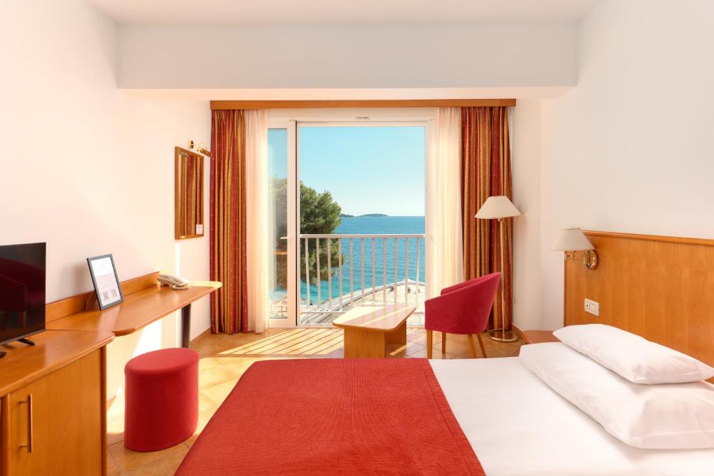 Prvomajski bijeg uz more i sunce – Hotel Zora 3* u Primoštenu nudi nezaboravan boravak, romantičnu atmosferu i potpuni užitak!