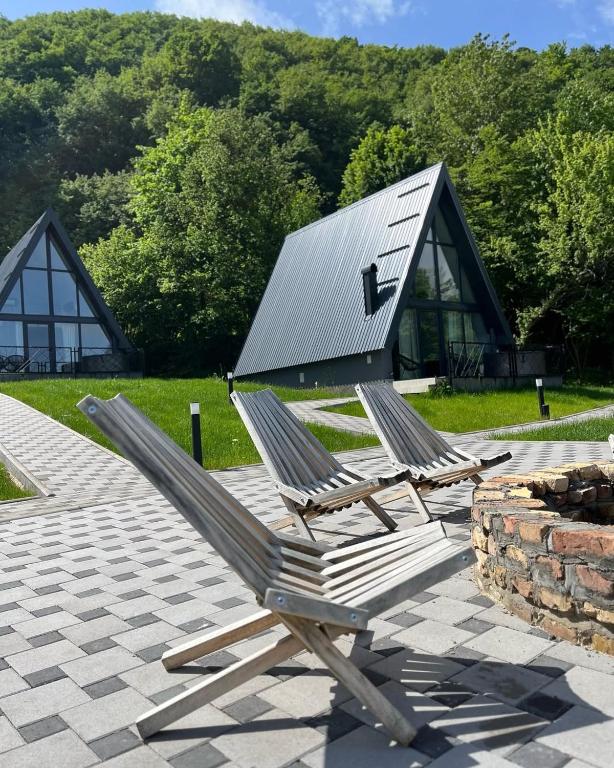 Doživite luksuzni odmor na Jahorini uz privatni jacuzzi, predivan panoramski pogled i potpunu harmoniju s netaknutom planinskom prirodom u Klek 77 Luxury Chalets!