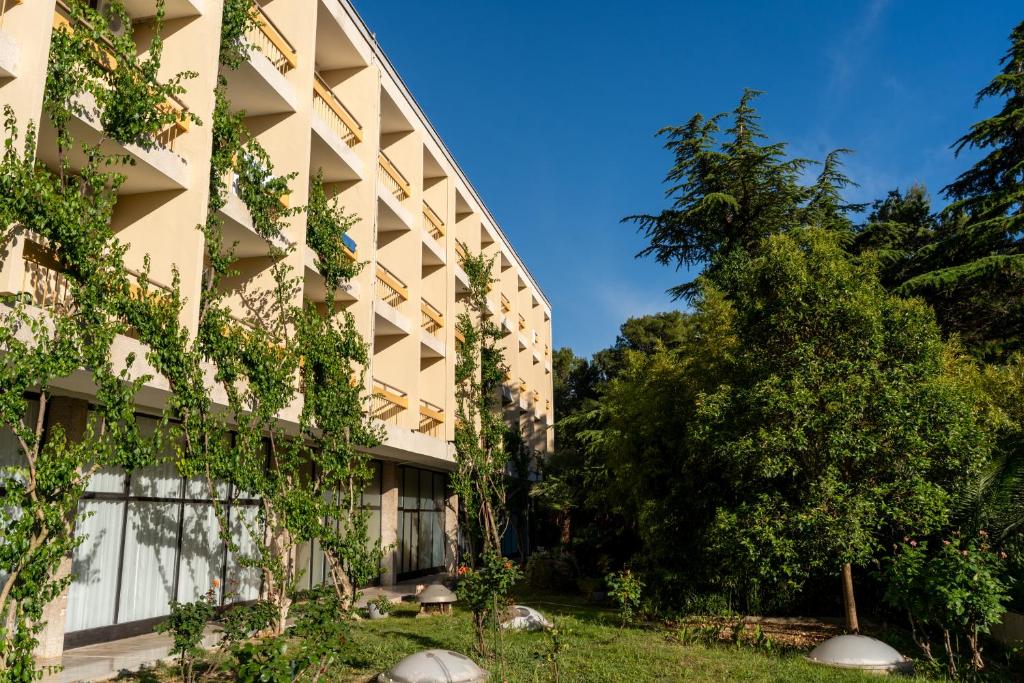 Alemaris Resort 3* – zakoračite u mirniju stranu Dalmacije i uživajte u jesenskim danima uz more, borovu šumu i prekrasan ambijent Baškog Polja!