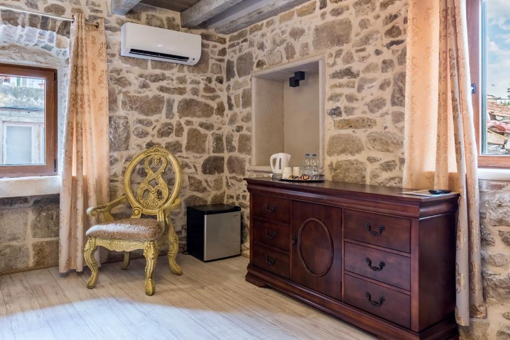 Krenite u šetnju splitskom Rivom I Smješten uz živopisnu obalu, Heritage Palace Varoš 4* nudi Vam raskošan dvodnevni odmor za dvije osobe!