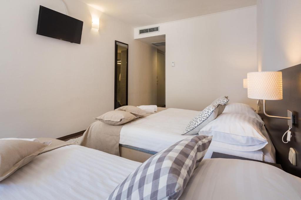 Prepustite se opuštanju uz more, vrhunsku udobnost i ALL INCLUSIVE LIGHT uslugu u Villi Arausana & Antonina 4* ili Villi Arausa 4* u Vodicama!