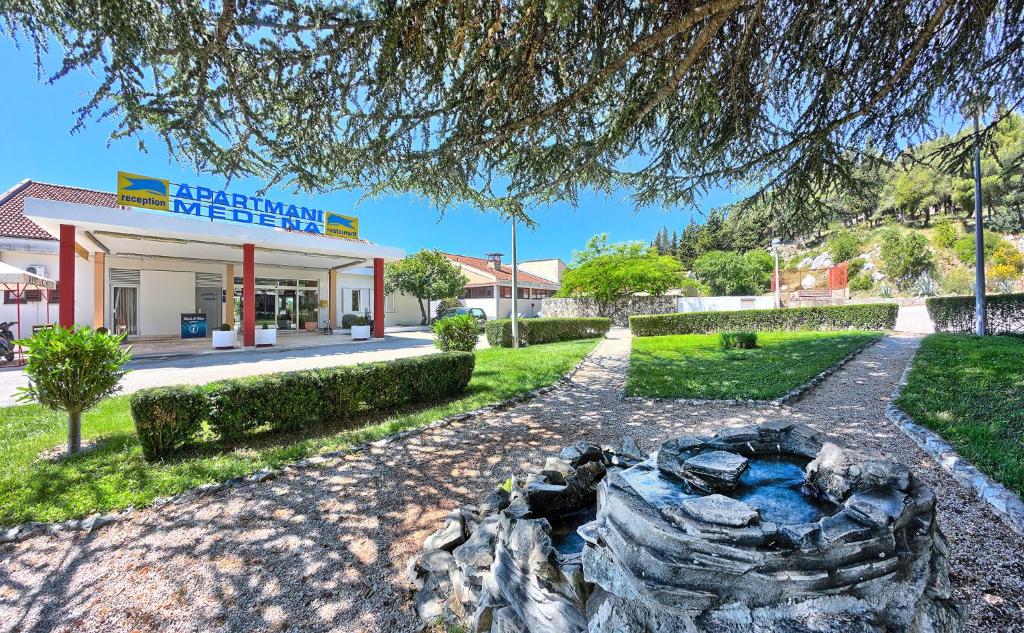 Uživajte u danima ispunjenim suncem, morem i mediteranskim šarmom u Apartmanima Medena 4* – mjestu gdje svaki trenutak postaje posebna uspomena!