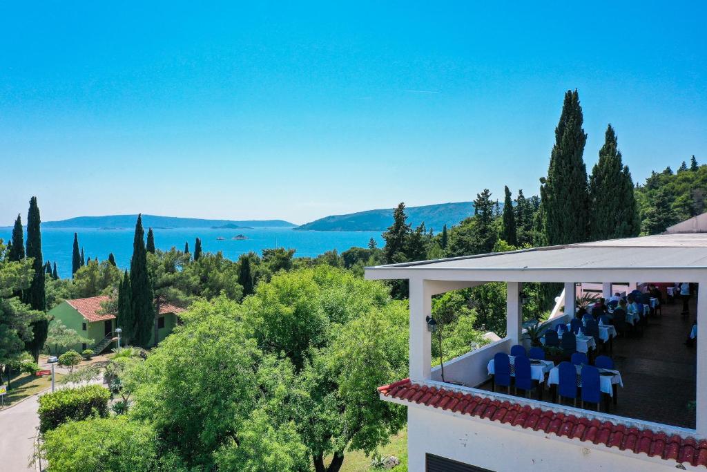 Uživajte u danima ispunjenim suncem, morem i mediteranskim šarmom u Apartmanima Medena 4* – mjestu gdje svaki trenutak postaje posebna uspomena!