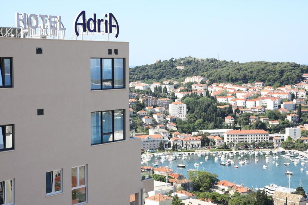 Doživite Dubrovnik na poseban način – upoznajte grad prepoznatljiv po bogatoj historiji i očaravajućoj arhitekturi te uživajte u odmoru u Hotelu Adria 4*!