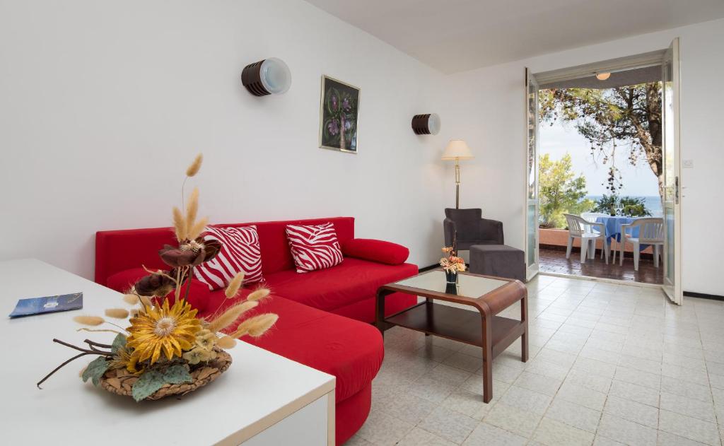 Magično ljeto na Hvaru I Smjestite se uz borovu šumu u neposrednoj blizini mora i priuštite si savršen odmor u Fontana Resort 2*!