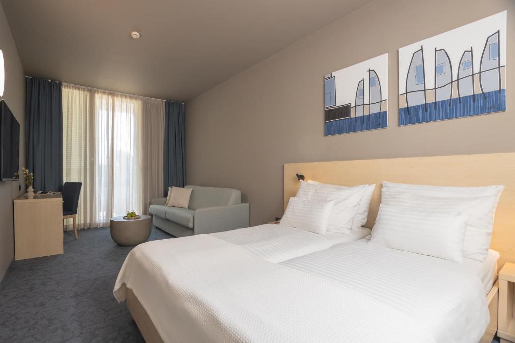 Family Hotel Adria 4* | All inclusive odmor u Biogradu na Moru – uživajte u borovoj šumi, bazenima, bogatoj animaciji i bezbrižnom odmoru za cijelu porodicu!