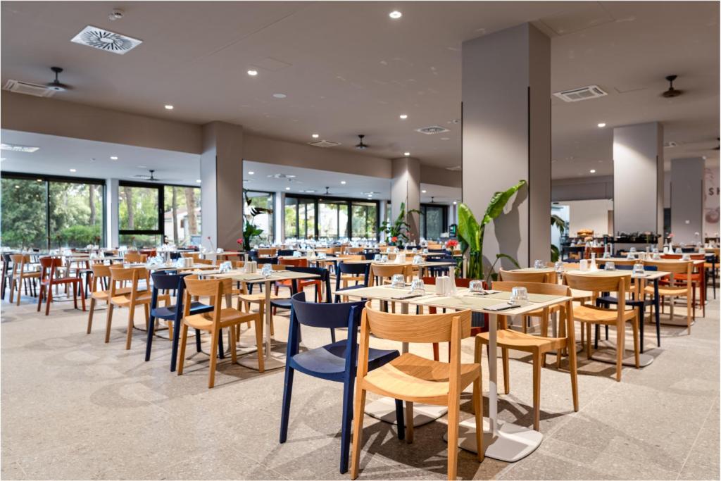 Uživajte u bezbrižnom porodičnom odmoru u Biogradu na Moru uz All inclusive uslugu, miris borove šume i brojne sadržaje za djecu i odrasle – Family Hotel Adria 4!*