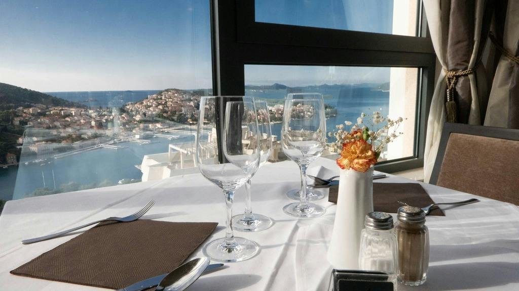 Doživite Dubrovnik na poseban način – upoznajte grad prepoznatljiv po bogatoj historiji i očaravajućoj arhitekturi te uživajte u odmoru u Hotelu Adria 4*!