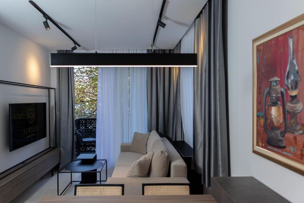 Prepustite se vrhunskom odmoru u srcu Kreševa i uživajte u savršenom spoju modernih sadržaja, udobnosti i tradicionalne atmosfere Hotela Adriale 4*!