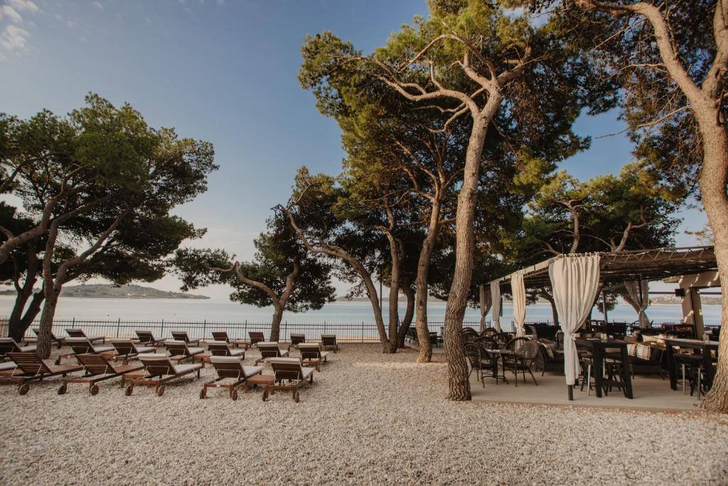 Pronađite svoj kutak za odmor u Vodicama – Villa Arausana & Antonina 4* ili Villa Arausa 4* uz more, udobnost i ALL INCLUSIVE LIGHT uslugu!