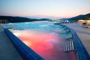 Grand Hotel Neum 4* | Zasluženi odmor provedite uživajući u čarobnom pogledu na more iz udobnih soba i opuštajući se u luksuzu Wellness & Spa centra!
