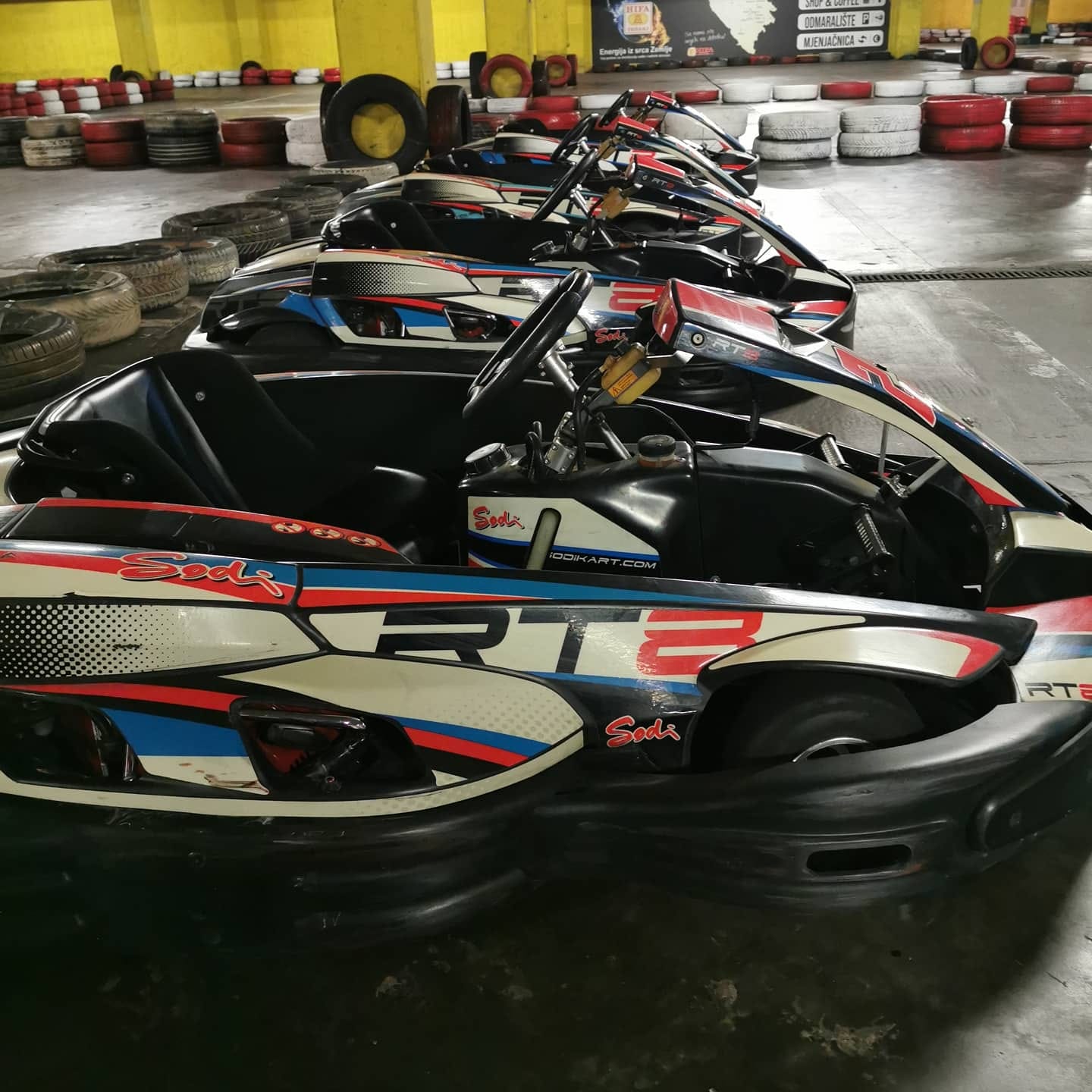 Učinite svoje slobodno vrijeme nezaboravnim i prepustite se adrenalinskoj zabavi u Karting Areni SpeedXtreme!