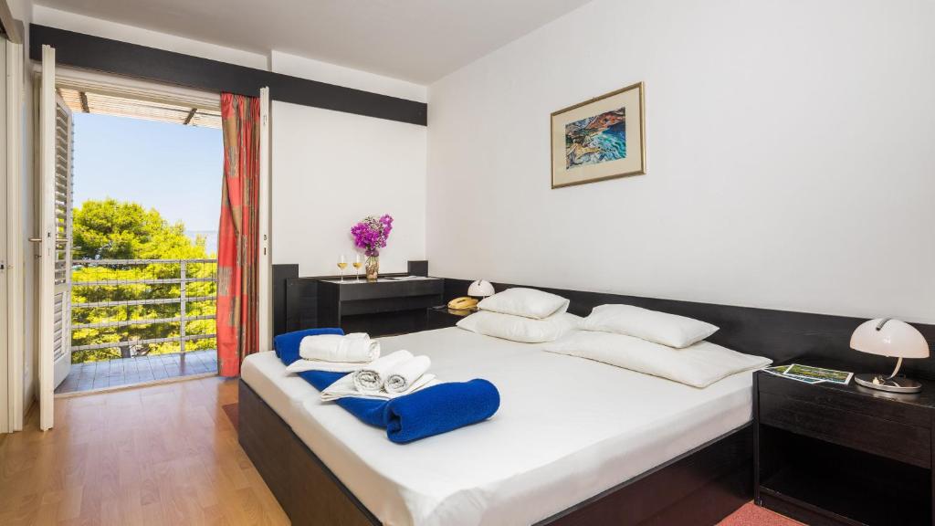 Hotel Hvar 4* – Idealno mjesto za opuštanje i uživanje u prirodnoj ljepoti Jelse s pogledom na more i vrhunskom uslugom za vaš savršeni odmor!