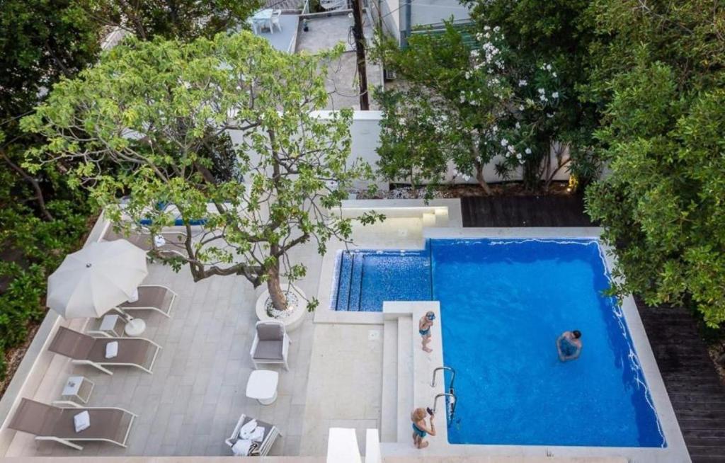 Uživajte u odmoru iz snova u Villi Katarina 4* na Makarskoj rivijeri, okruženi buđenjem prirode, mirisom mora i toplinom mediteranskog sunca!