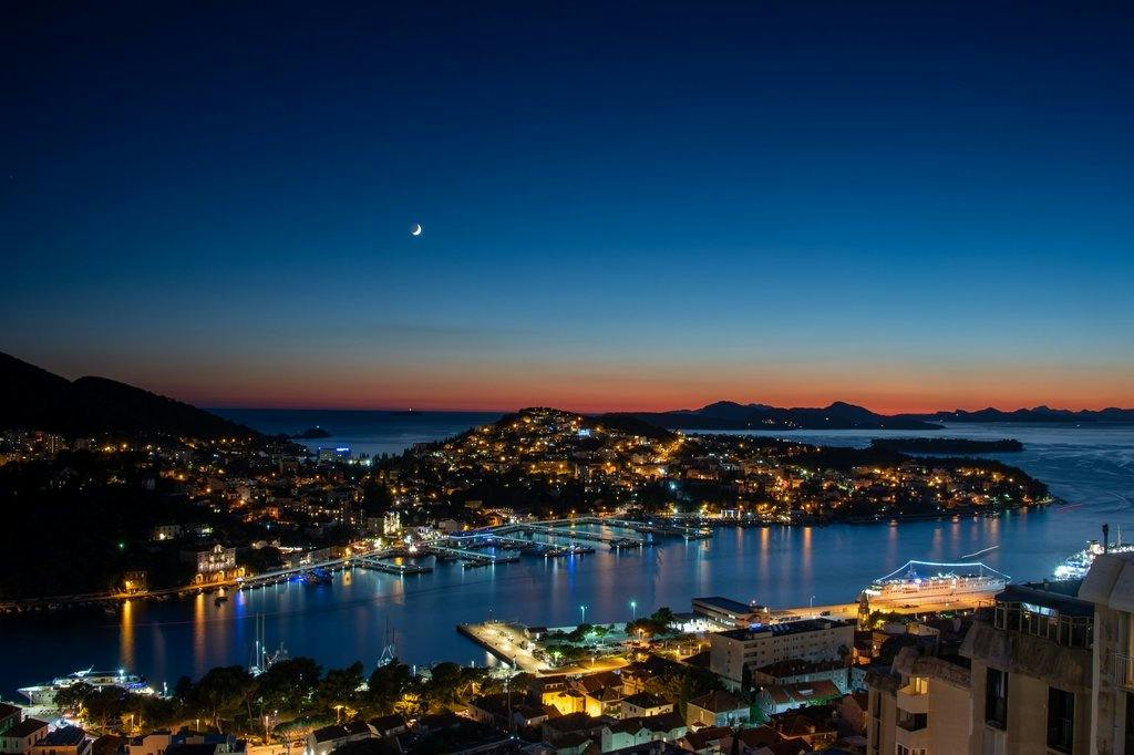 Doživite Dubrovnik na poseban način – upoznajte grad prepoznatljiv po bogatoj historiji i očaravajućoj arhitekturi te uživajte u odmoru u Hotelu Adria 4*!
