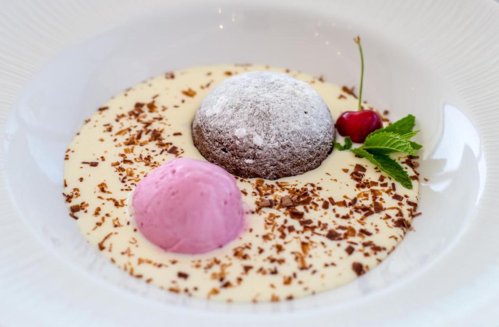 Hotel Plaža Duće 4* – Uživajte u opuštajućem odmoru uz more, gdje se udobnost, elegancija i mediteranski ugođaj savršeno nadopunjuju!