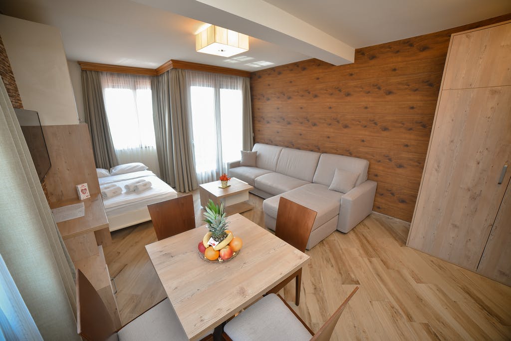 Prepustite se potpunom odmoru u srcu planine uz svježinu zraka i mir koji opušta dušu u relaksirajućim ambijentom Central Inn kompleksa apartmana!
