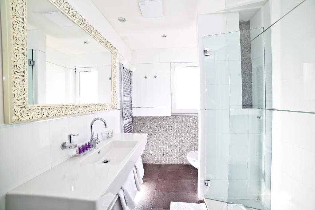 Hotel Gala 4*, Podstrana | Prepustite se potpunom miru i tišini uz obalu, gdje udobnost susreće prirodnu ljepotu!