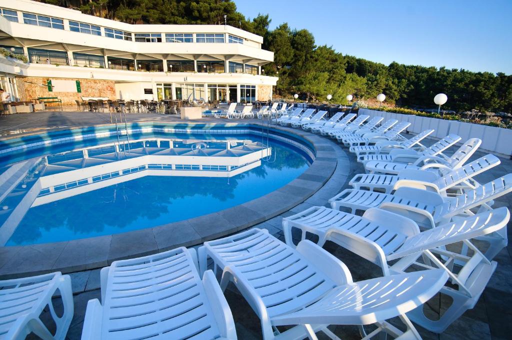 Uživajte u mediteranskom ambijentu Fontana Resorta 2* na Hvaru, gdje priroda, more i spokoj stvaraju idealne uslove za odmor!
