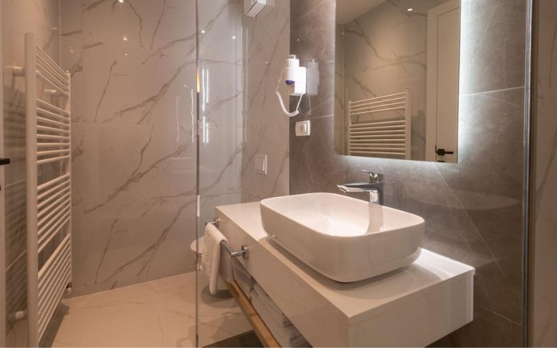 Svaki trenutak odmora obojen je pogledom na more i šaptom valova u Hotelu Sunce 4* smještenom na samoj obali Neuma!