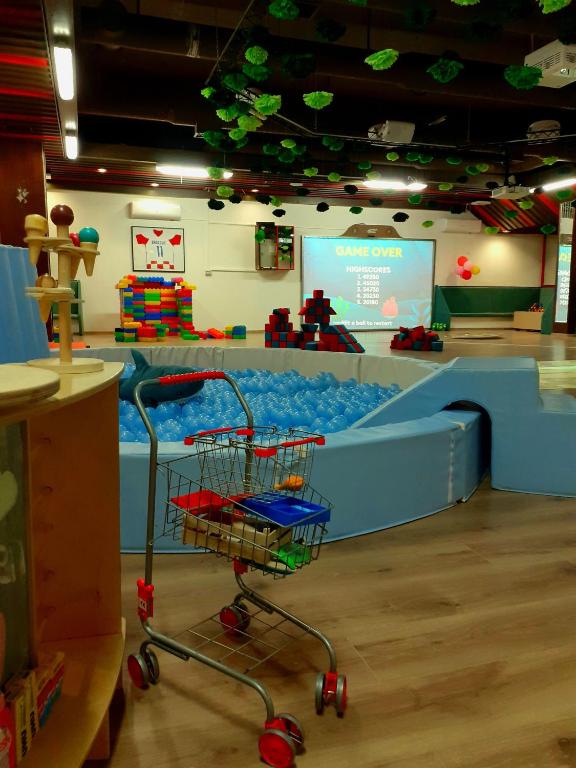 Family Resort Urania u Baškoj Vodi – savršeno mjesto za odmor u zelenoj oazi uz more, idealno za porodično uživanje, opuštanje i nezaboravne trenutke uz miris borova i šum valova!