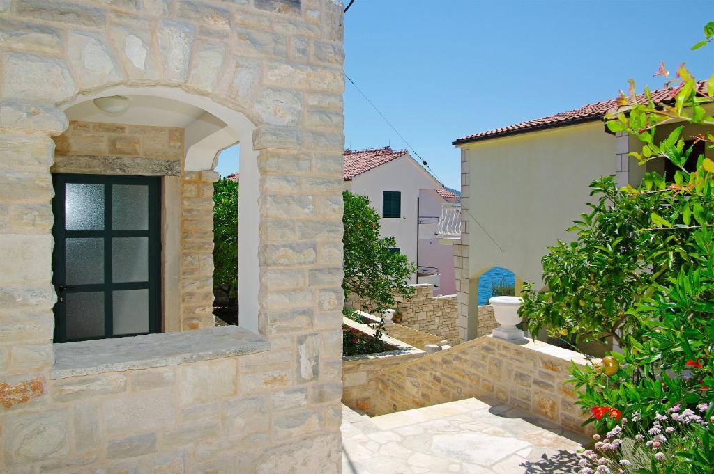 Odmor na čarobnoj Korčuli – uživajte u kristalno čistom moru, mediteranskom ambijentu i opuštajućem boravku u Villi Telenta 4* u Vela Luci!