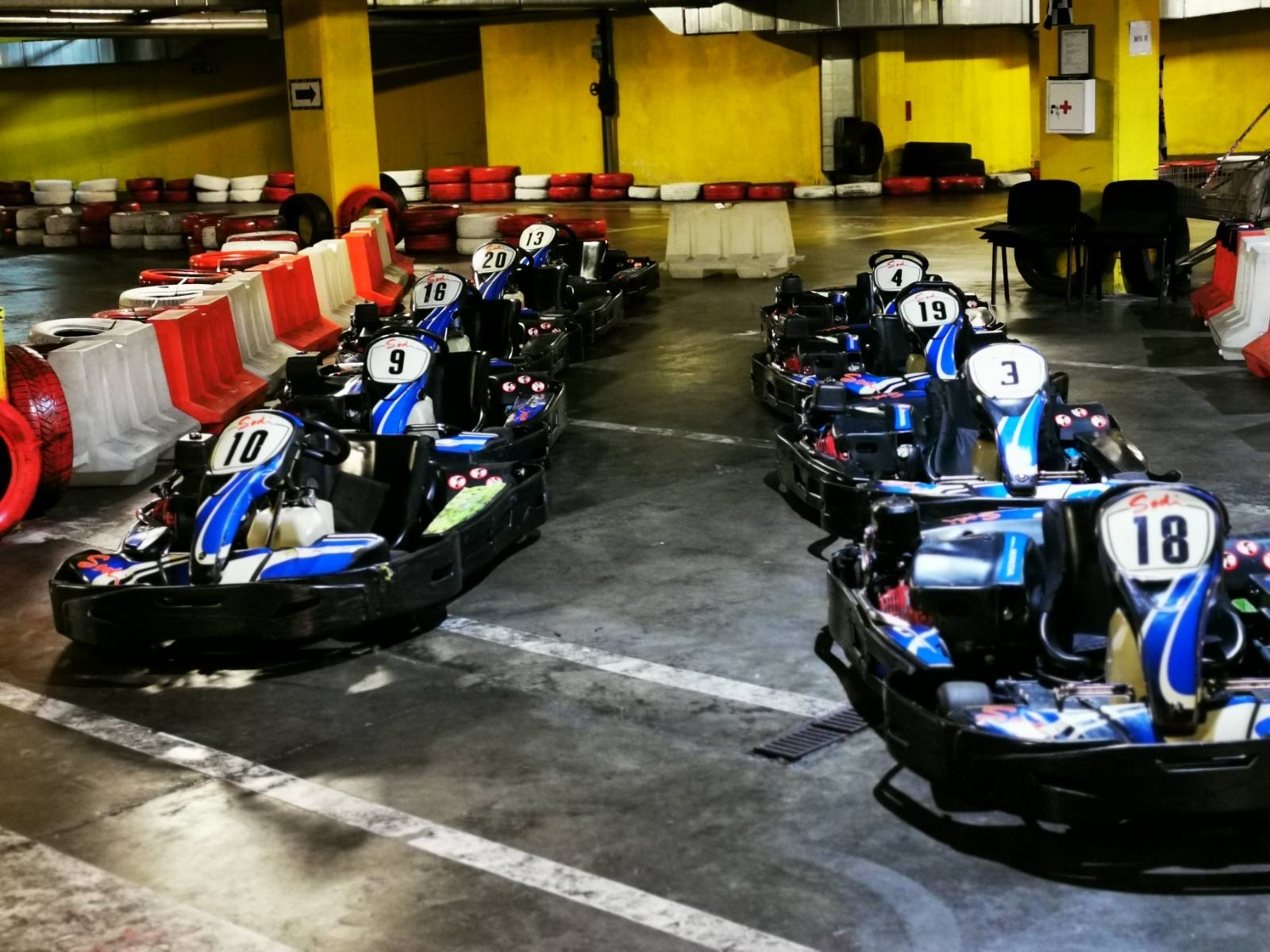 Učinite svoje slobodno vrijeme nezaboravnim i prepustite se adrenalinskoj zabavi u Karting Areni SpeedXtreme!