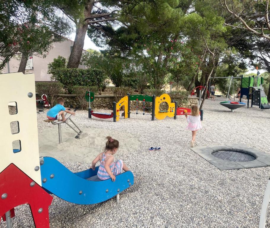 Otkrijte čari bezbrižnog odmora u Family Resortu Urania – uživajte u kristalno čistom moru, mediteranskoj prirodi i spokojnom ambijentu idealnom za savršen bijeg od svakodnevice!