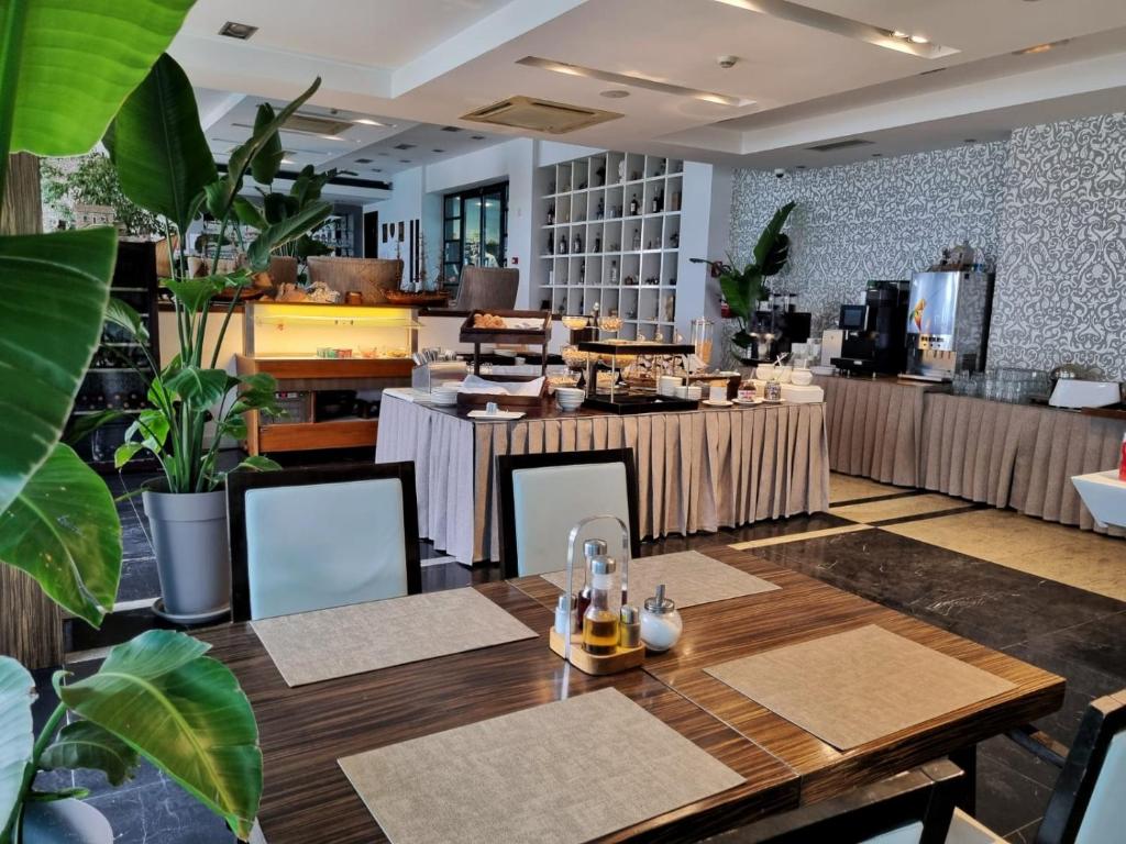 Okružen prirodnim ljepotama, kristalnim morem i toplim mediteranskim suncem, Hotel Gala 4* u Podstrani nudi savršen bijeg od svakodnevice!