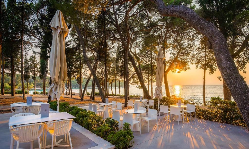 Doživite čaroliju Brača u Aminess Vival Velaris Resortu 4* – romantična atmosfera, mirisi Mediterana i nezaboravni morski doživljaji!