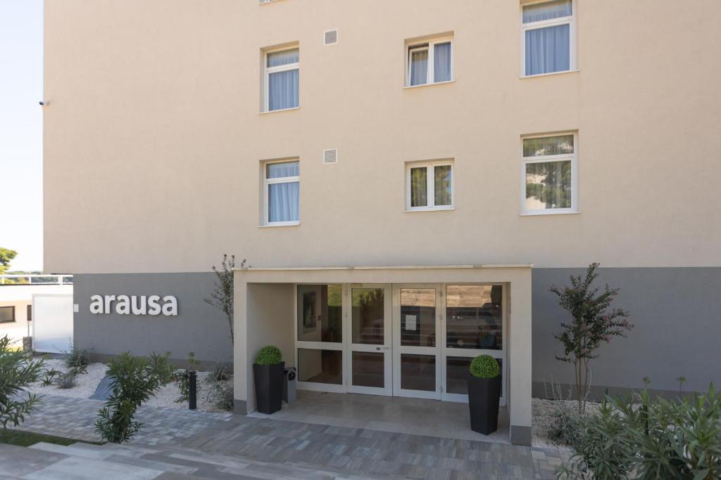 Pronađite svoj kutak za odmor u Vodicama – Villa Arausana & Antonina 4* ili Villa Arausa 4* uz more, udobnost i ALL INCLUSIVE LIGHT uslugu!
