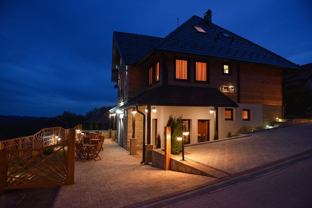 Vila Breg, Zlatibor | Posjetite idealno mjesto za uživanje u trodnevnom odmoru sa dragim osobama u komfornim i moderno uređenim sobama!