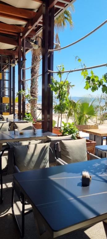 Jona Rooms Podstrana – uživajte u savršenom spoju mediteranskog ugođaja, blizine mora i elegantnog smještaja za odmor ispunjen uživanjem!